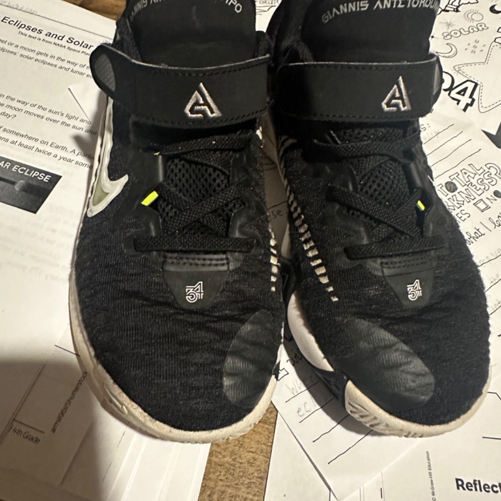 Giannis Nike 2.5y - Picture 3 of 3